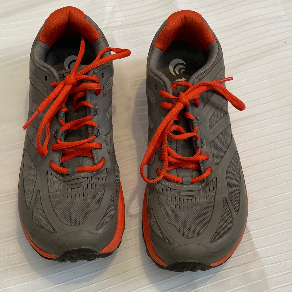Topo Ultraventure Womens 9 Grey/Tangerine hiking trail runner sneakers shoes